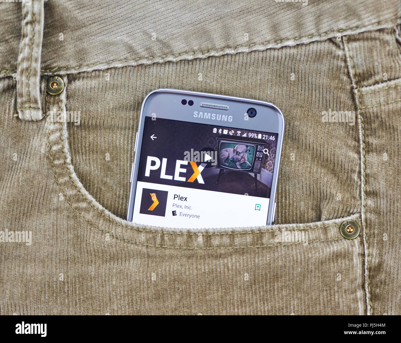 MONTREAL, KANADA - 10 AUGUST 2018: Plex app auf ein Handy Display in Jeans Tasche. Plex ist eine Client-server-media player System und Software Suite c Stockfoto
