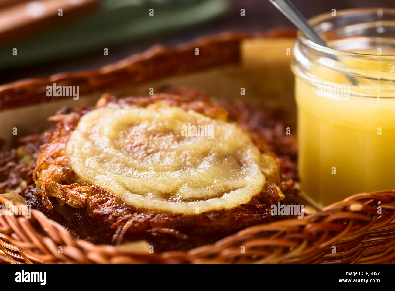 Frische hausgemachte thin Reibekuchen oder Pfannkuchen mit Apfelmus im ...