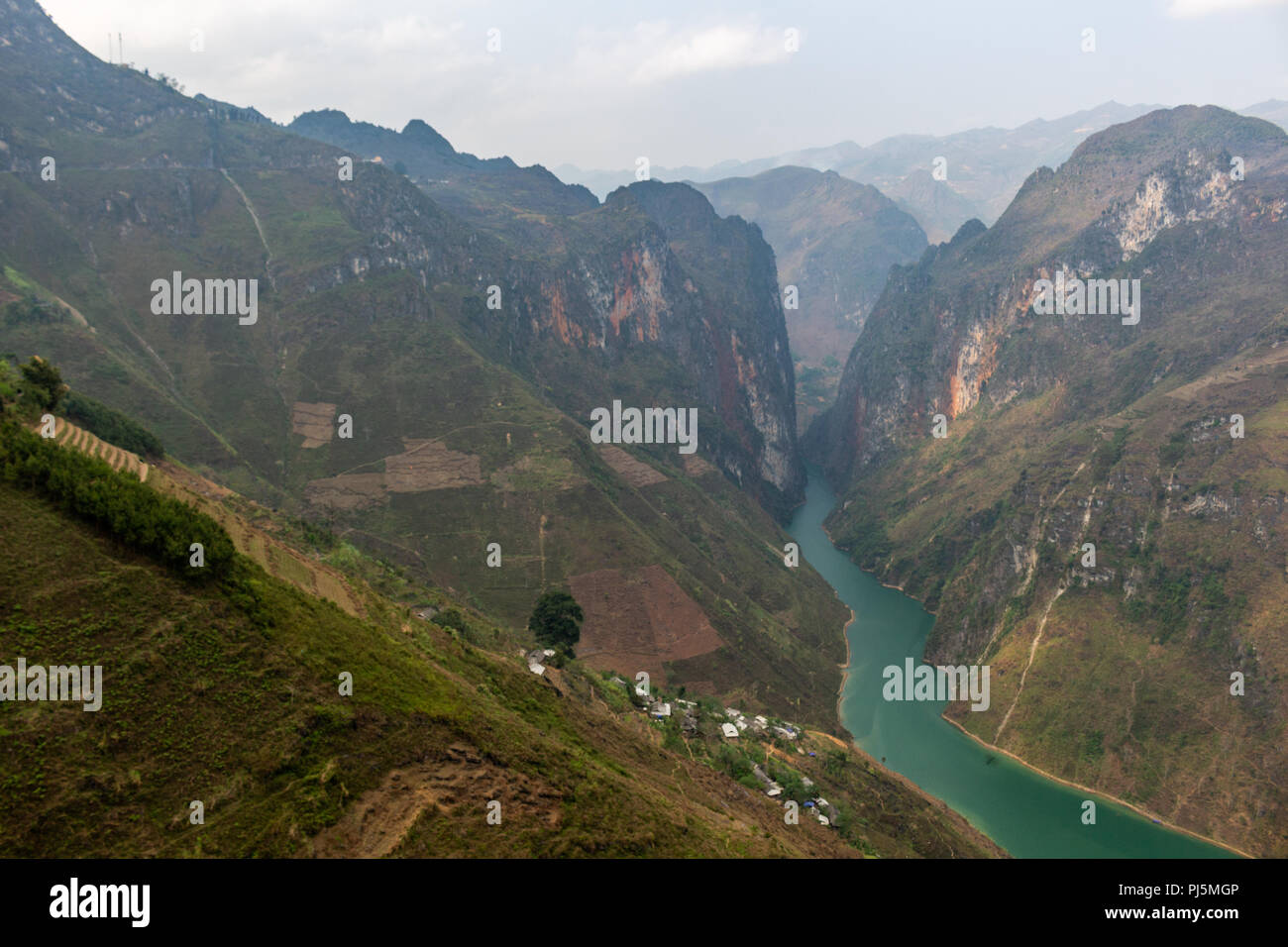 Ha Giang, Vietnam - am 18. März 2018: Atemberaubende Aussicht auf die nho Que Fluss von Bergen aus der Ma Pi Leng pass in Nordvietnam umgeben Stockfoto