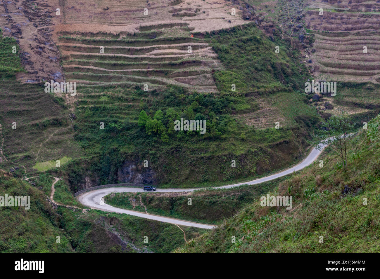 Ha Giang, Vietnam - am 18. März 2018: Atemberaubende Aussicht auf terrassierten Grundstück und die hohen Berge im Ma Pi Leng Pass, eine der gefährlichsten Straßen von Vietnam Stockfoto
