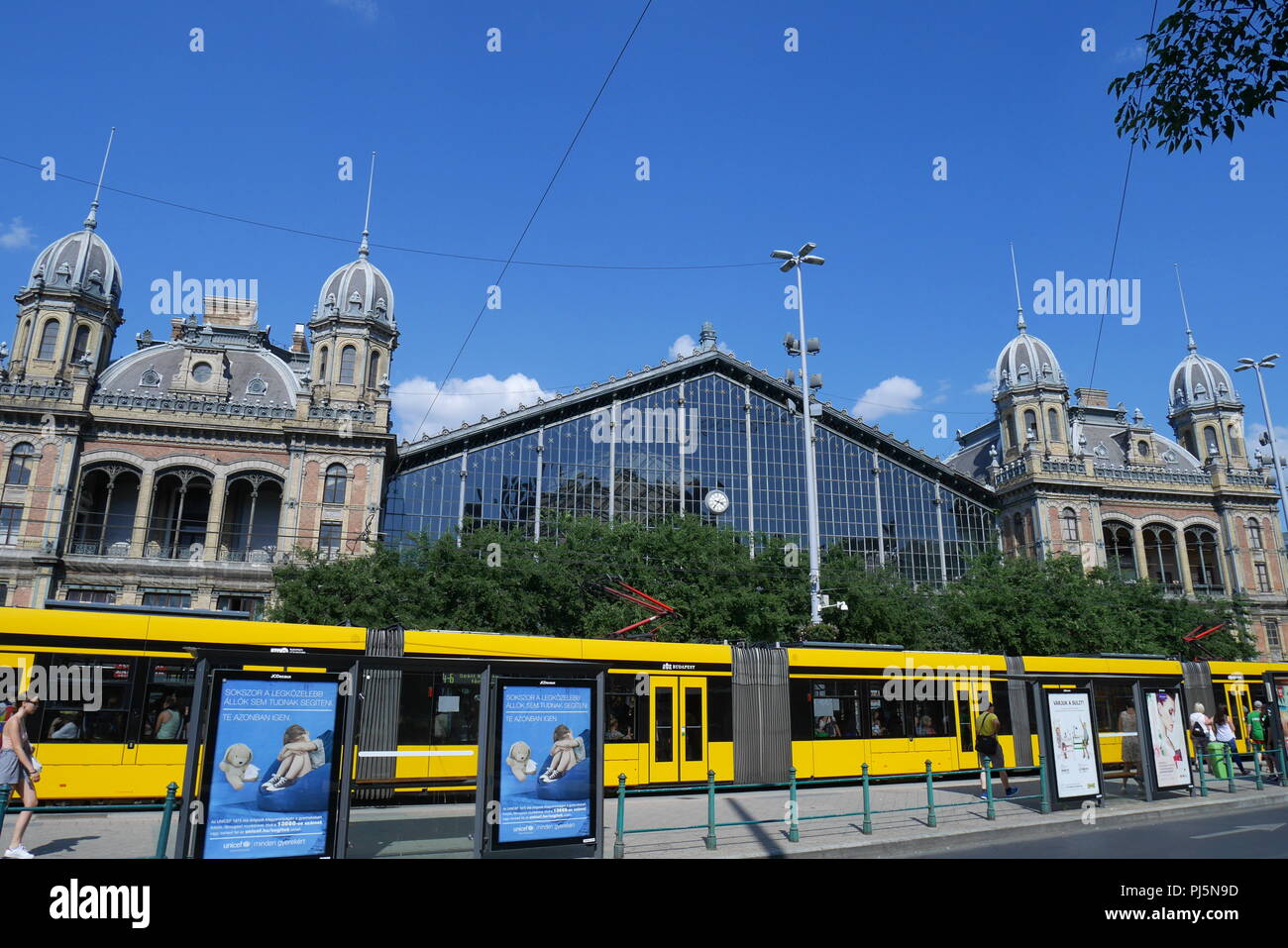 Nyugati Bahnhof Nyugati Palyaudvar Mit Einer Strassenbahn Vor Budapest Ungarn Stockfotografie Alamy