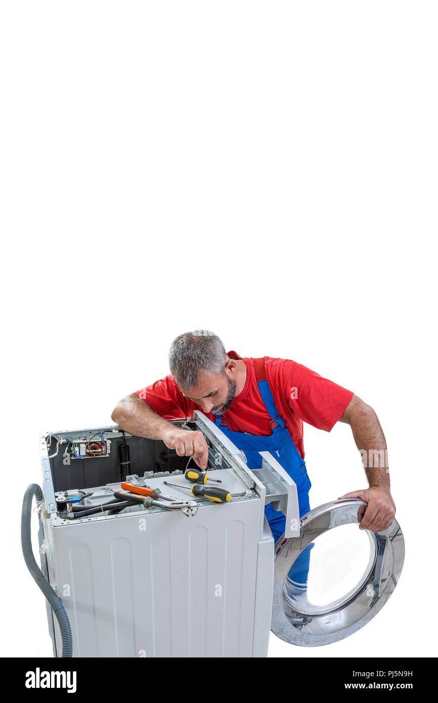 Klempner. handyman Reparatur Waschmaschine auf Weiß Stockfoto