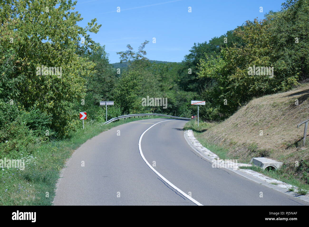 Eine Straße in der Nähe von Szob, Komitat Pest, Ungarn Stockfoto