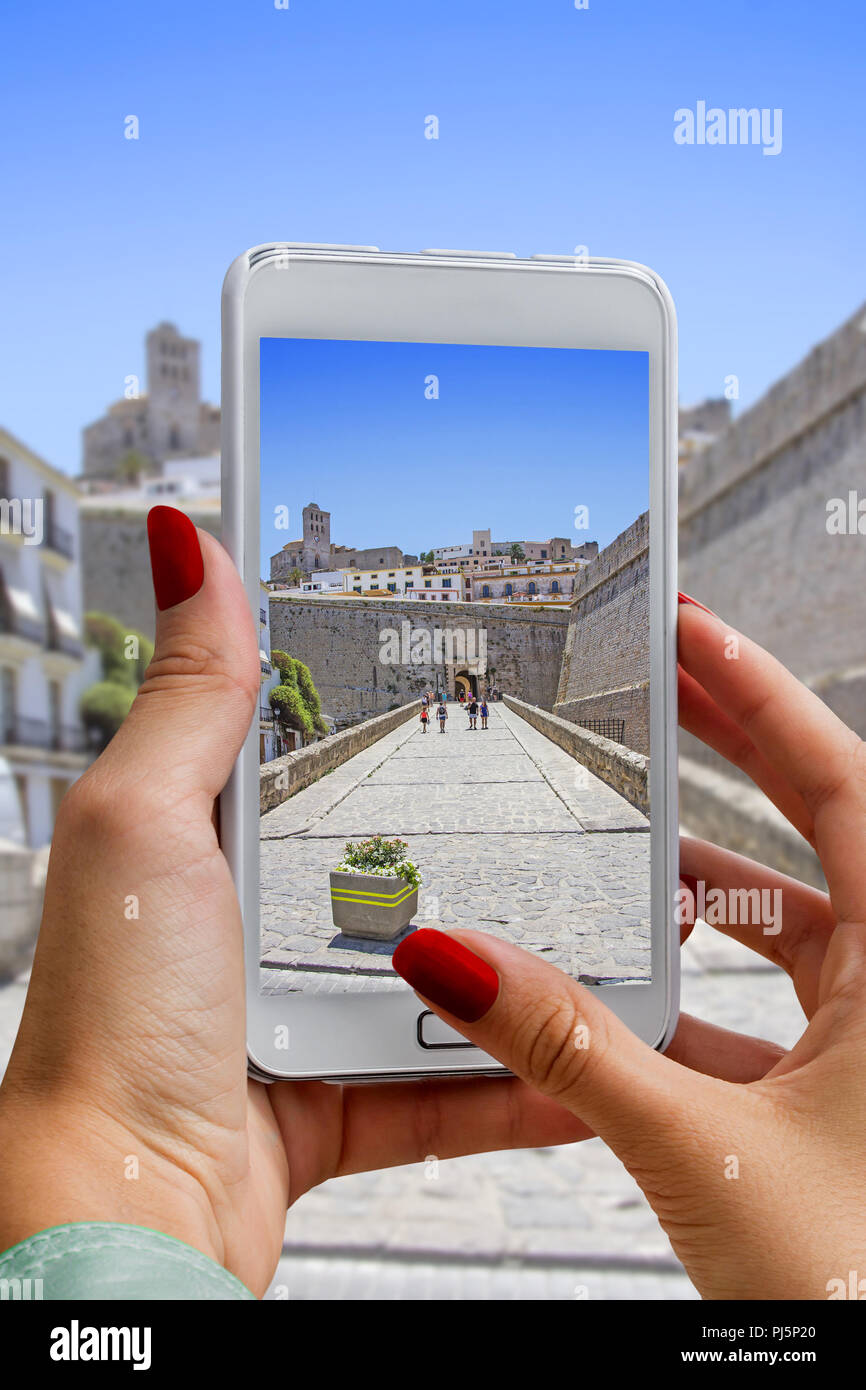 Junges Mädchen mit Handy Fotos Eintrag in die Altstadt von Ibiza, die Dalt Vila Stockfoto