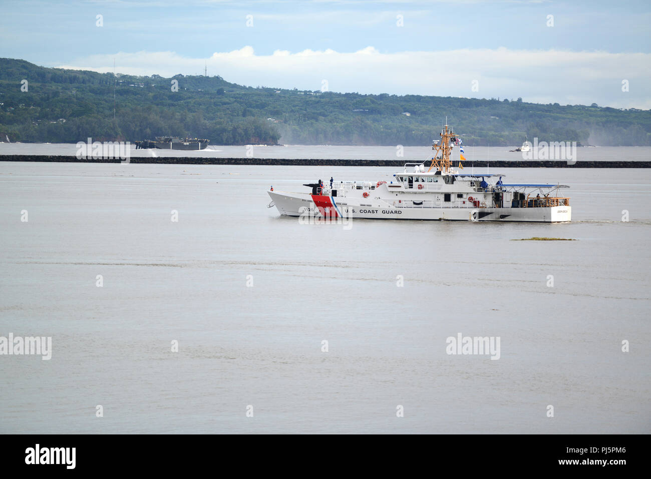 Die Crew der Coast Guard Cutter Joseph Gerczak (WPC 1124) fährt Hilo Habor, Hawaii, nach dem Hurrikan's Lane, Nov. 25, 2018. Der Cutter war einer von zwei Honolulu-basierte Schnelle Reaktion Fräser in Hilo positioniert, um den Hurrikan Fahrt, während auch an den Bereit zu einer offshore Notfall reagieren, wenn sie benötigt werden. (U.S. Coast Guard Foto von Chief Petty Officer David Mosley/Freigegeben) Stockfoto