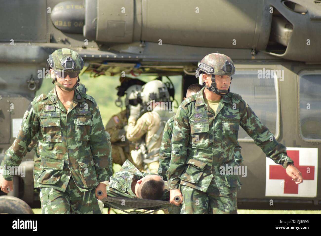 Royal Thai Army Rangers einen Patienten von einem 16 Combat Aviation Brigade UH-60L Black Hawk Entladen während des Übens, medizinische Evakuierung 12.08.24 in Thailand Lopburi Provinz während Hanuman Guardian 2018. Das Training war Teil einer 4-tägigen Tactical combat Casualty care Klasse zwischen der Washington Army National Guard Operationen Loslösung - Pazifik Soldaten und die Förster. Mehr als 500 US-Army, Army National Guard und Royal Thai Army Soldaten beteiligen sich an der 11-tägigen bilaterale Übung, demonstriert der USA und des Königreichs Thailand Engagement für seine longst Stockfoto