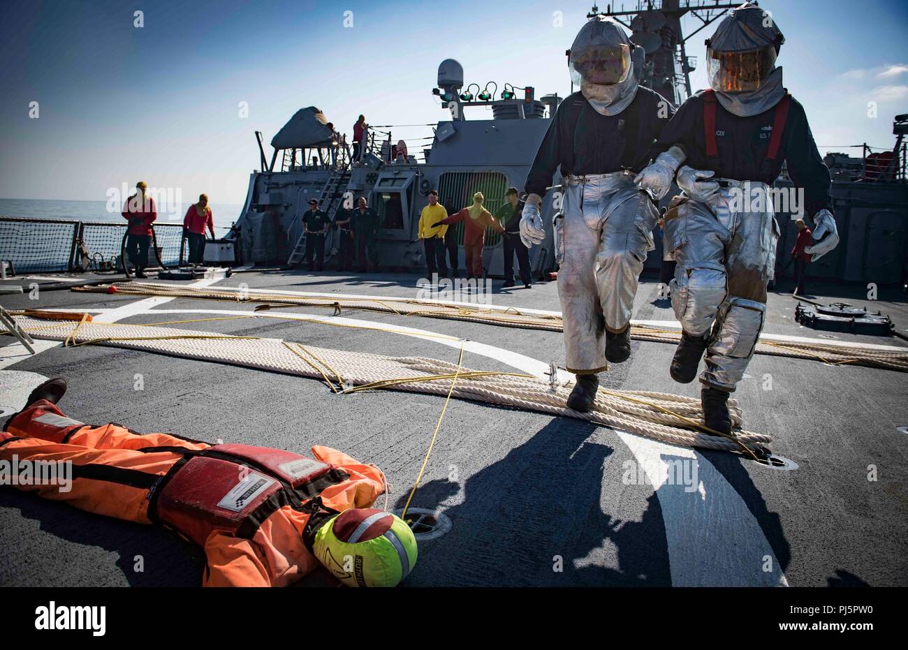 Die USS Carney (DDG 64) ist ein Lenkraketenzerstörer der Arleigh-Burke-Klasse, der während 2018 Operationen auf seinem Flugdeck im Schwarzen Meer Feuerlöschübungen und Übungen zur Unfallbergung durchführt. Das Archivbild dokumentiert Schadenskontrollverfahren und Notfallschulungen, die für die Sicherheit der Marine und die Einsatzbereitschaft von entscheidender Bedeutung sind. Stockfoto
