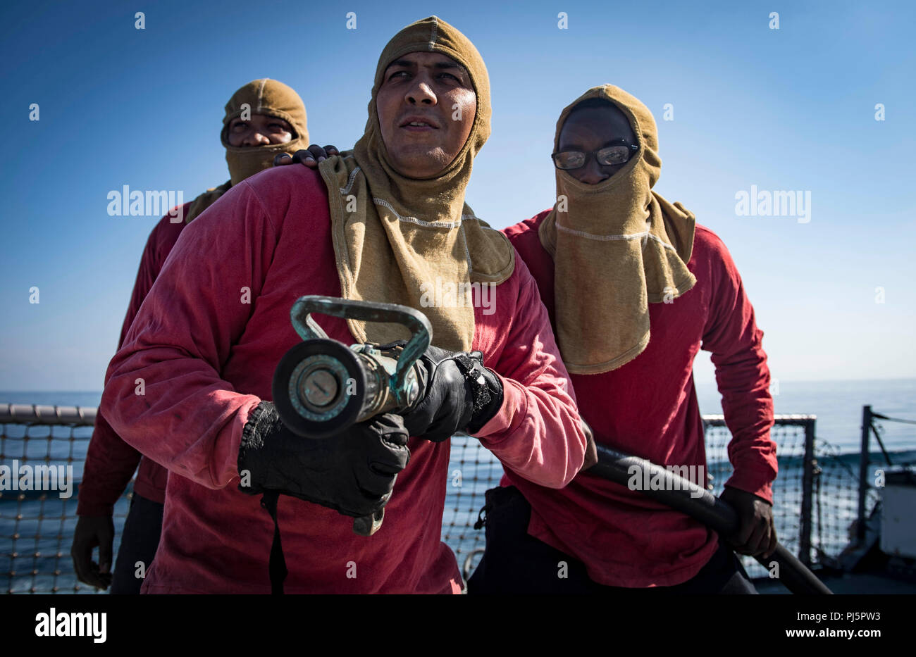 Die USS Carney (DDG 64) ist ein Raketenzerstörer der Arleigh-Burke-Klasse, der während 2018 Marineoperationen simulierte Flugzeugfeuerbekämpfungsübungen auf dem Flugdeck im Schwarzen Meer durchführt. Das Archivbild dokumentiert koordinierte Feuerlöschverfahren, die von der Besatzung durchgeführt wurden, um die Sicherheit an Bord und die Betriebsbereitschaft der Schiffe zu gewährleisten. Stockfoto