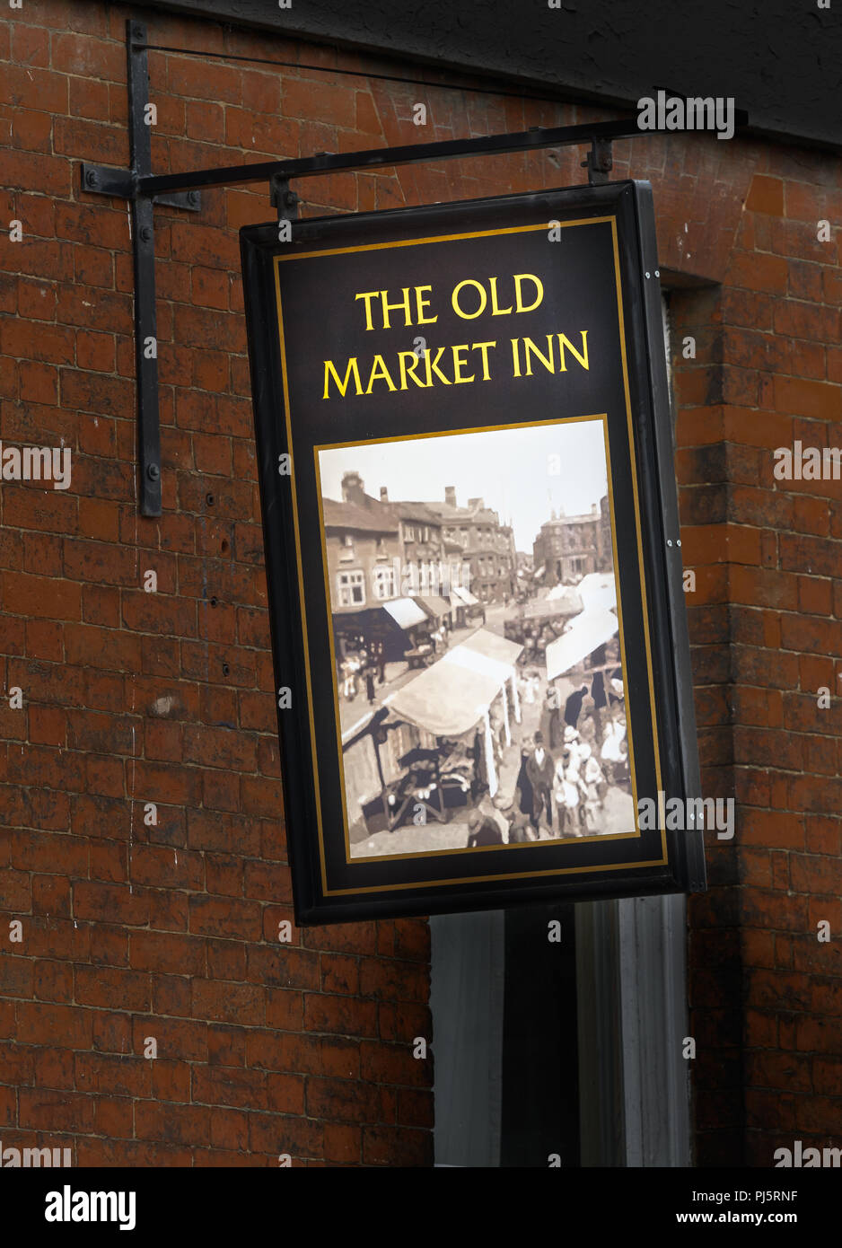 Zeichen außerhalb des Alten Marktes Inn in der Marktplatz im Zentrum von Kettering, England. Stockfoto