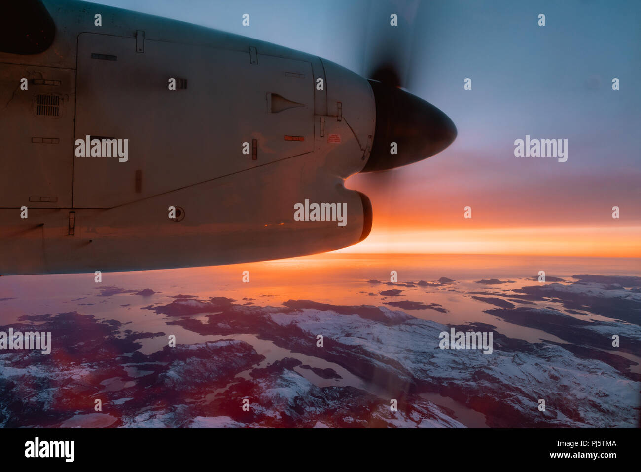 Widerøe Airlines propeller Flugzeug über Bergen, Norwegen Stockfoto