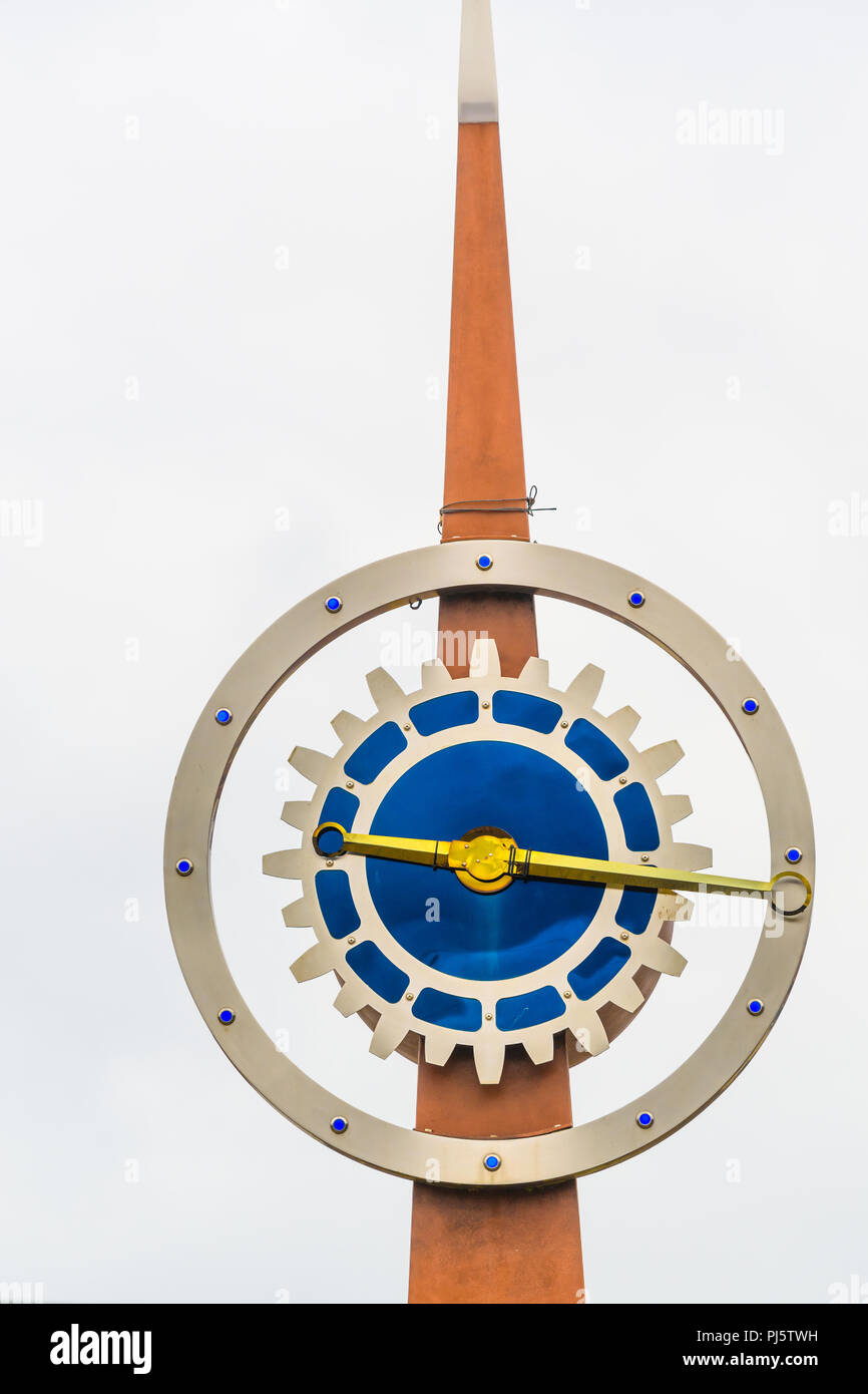 Moderne stilvolle Uhr, jetzt gebrochen, durch den Rotary Club in der High Street im Zentrum von Kettering, England, August 2018 installiert. Stockfoto