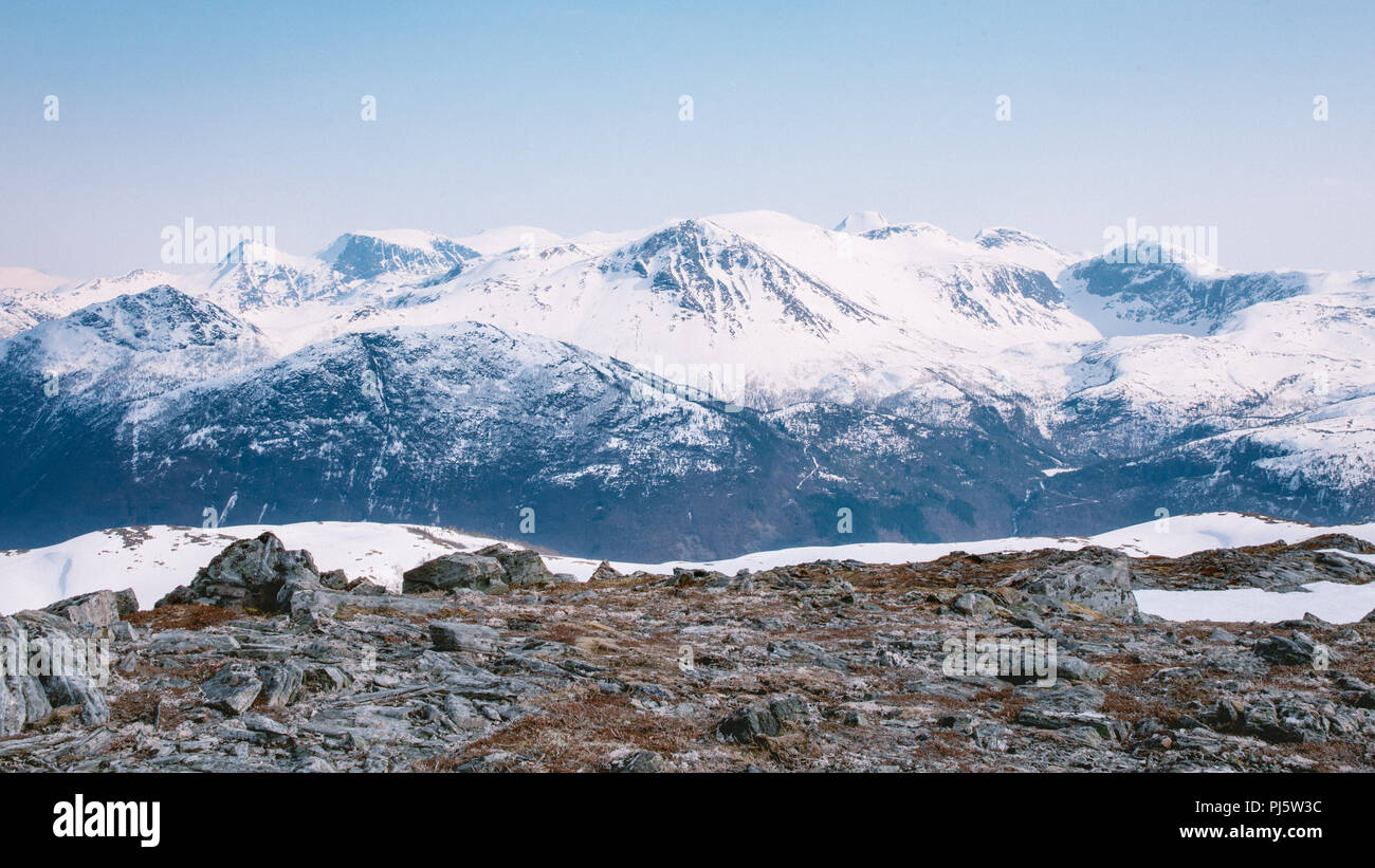 Schnee bedeckte Bergkette in Volda Norwegen als von einem anderen Berg gesehen Stockfoto