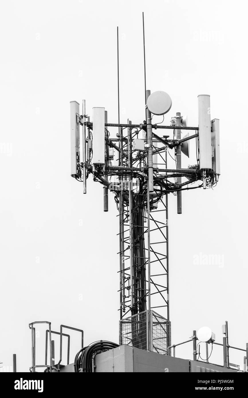 Sortiment von Radio Empfang Communication Equipment vor dem Postgebäude in Trafalgar Road im Zentrum von Kettering, England. Stockfoto