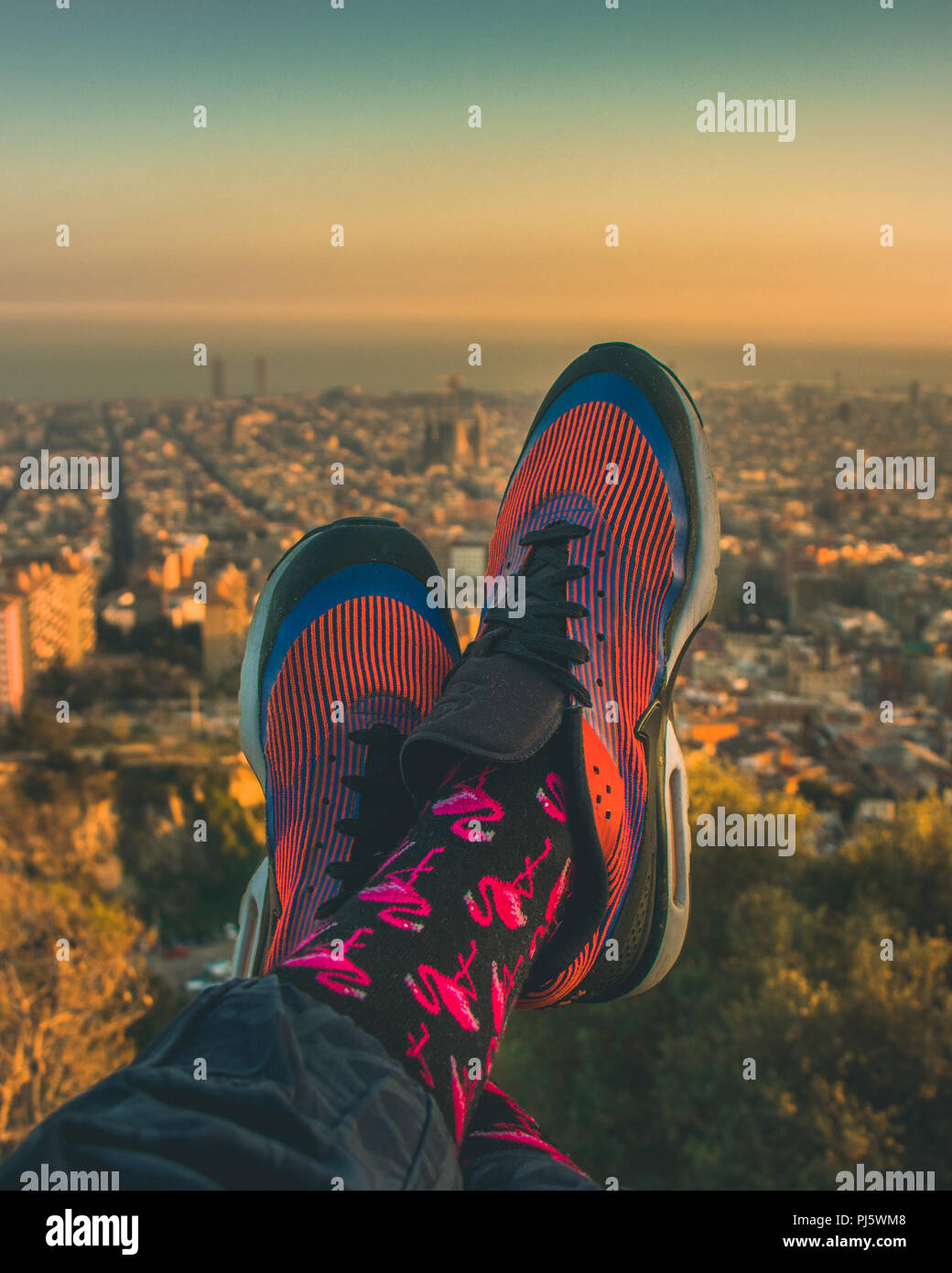 Happy Socks und fantastischen Blick auf die Stadt Barcelona aus dem Bunker del Carmel Stockfoto