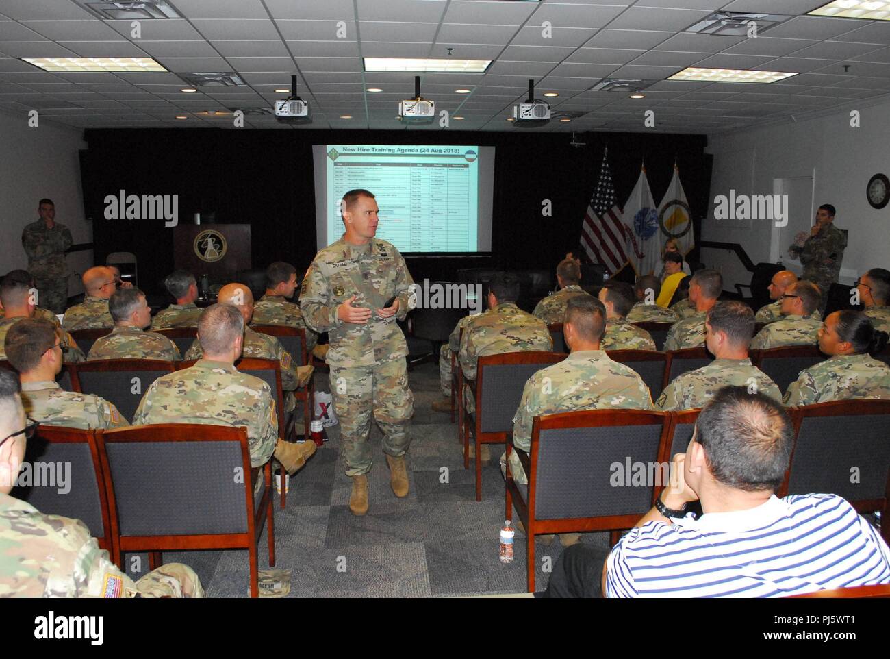 Command Sgt. Maj. Kenneth Graham, 20 CBRNE-Befehl, Adressen Soldaten und Zivilisten neu, um das Gerät auf seine Erwartungen während der ONBOARDING Briefings 12.08.24 Bei der Aberdeen Proving Ground. Mehr als 50 Soldaten und Zivilisten erhalten Informationen aus erster Hand über ein ein-von-ein-freundliche Armee Einheit während des Briefings. Stockfoto