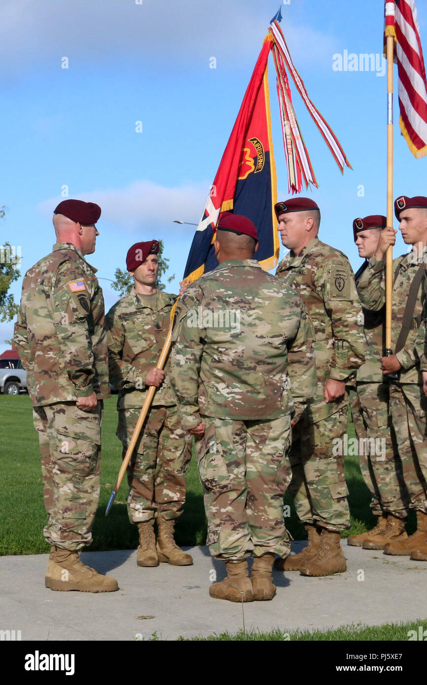 Command Sgt. Maj. Evan Lewandowski hält der 4 Infantry Brigade Combat Team (Airborne), 25 Infanterie Division Einheit guidon 28 12.08.2018, während die Brigade Wechsel der Verantwortung bei Pershing Feld, Joint Base Elmendorf-Richardson, Alaska statt. Stockfoto