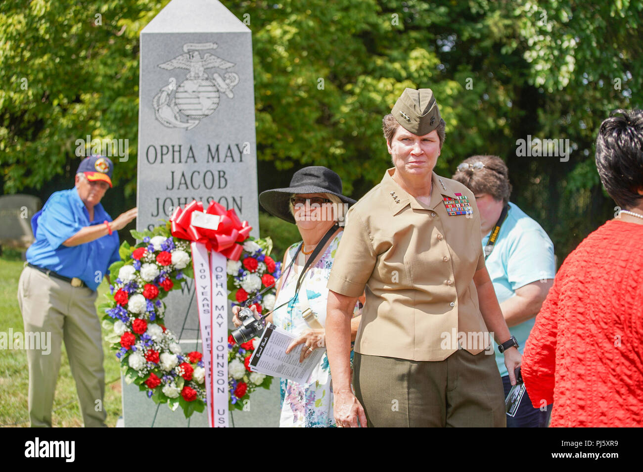 Gast besuchen Sie ein Denkmal an die Grabstätte von Opha kann Johnson, St. Paul's Rock Creek Cemetery, Washington, D.C., und nach einer enthüllungsfeier, Aug 29., 2018. Das Denkmal wurde von den Frauen Marines Vereins der 100 Jahre Frauen in der Marine Corps zu gedenken. (U.S. Marine Corps Foto von Cpl. Paul A. Ochoa) Stockfoto