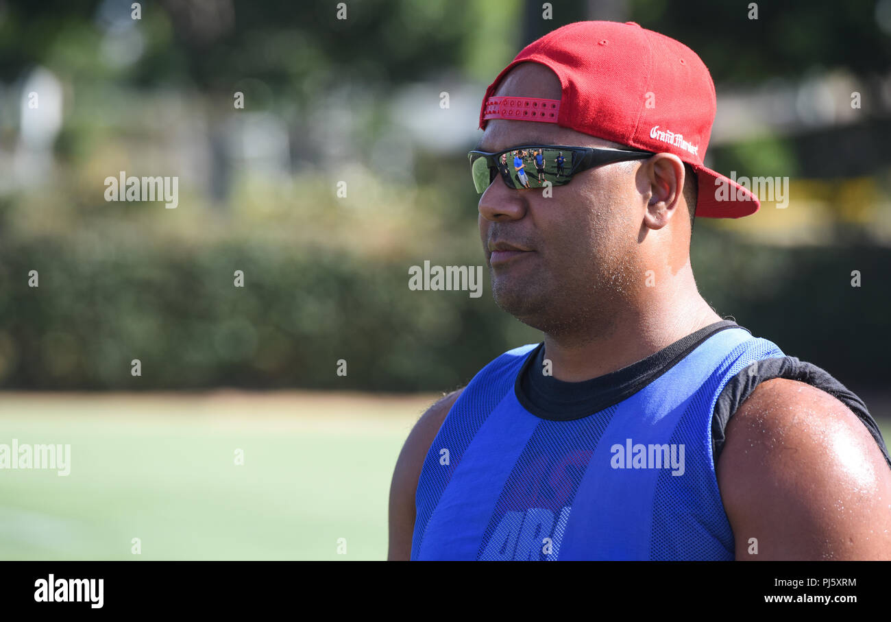 Petty Officer 1st Class Tamalega Tuinei, mit Coast Guard Base Los Angeles-Long Beach, nimmt einen Bruch nach einer Partie Fußball mit anderen service Mitglieder am StubHub Center in Carson, Kalifornien, Aug 29., 2018. Us-amerikanische und kanadische Streitkräfte in einem offenen Training mit dem LA Galaxy Fußballmannschaft für La Flotte Woche teilgenommen. (U.S. Coast Guard Foto von Petty Officer 1st Class markieren Barney) Stockfoto