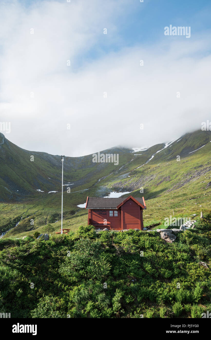 Kabine auf Saudehornet Bergbesteigung. Ørsta, Norwegen Stockfoto