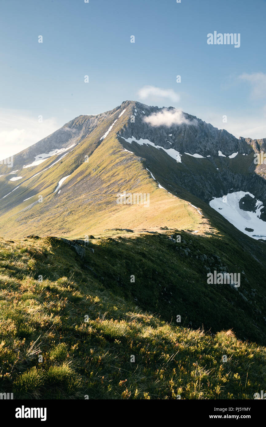 Der Höhepunkt der Saudehornet wie von der Spitze des Vallahornet gesehen. Ørsta, Norwegen Stockfoto