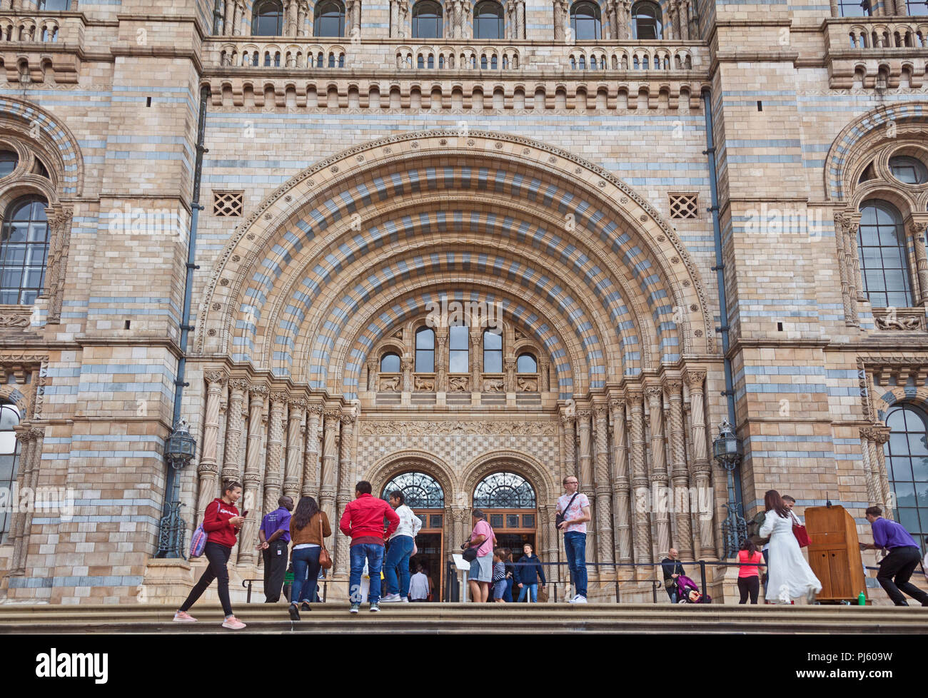 London, South Kensington Die romanische Eingang des Natural History Museum in der Cromwell Road Stockfoto