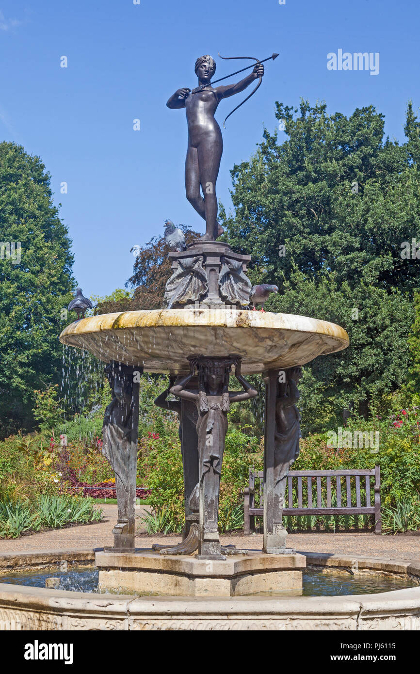 London, Hyde Park Die Jägerin Brunnen von 1906 Im Rosengarten Stockfoto