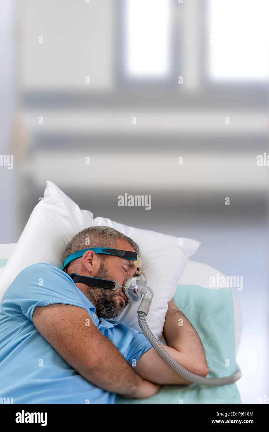 Apnoe. Mann mit Schlaf Apnoe und CPAP-Gerät Stockfoto