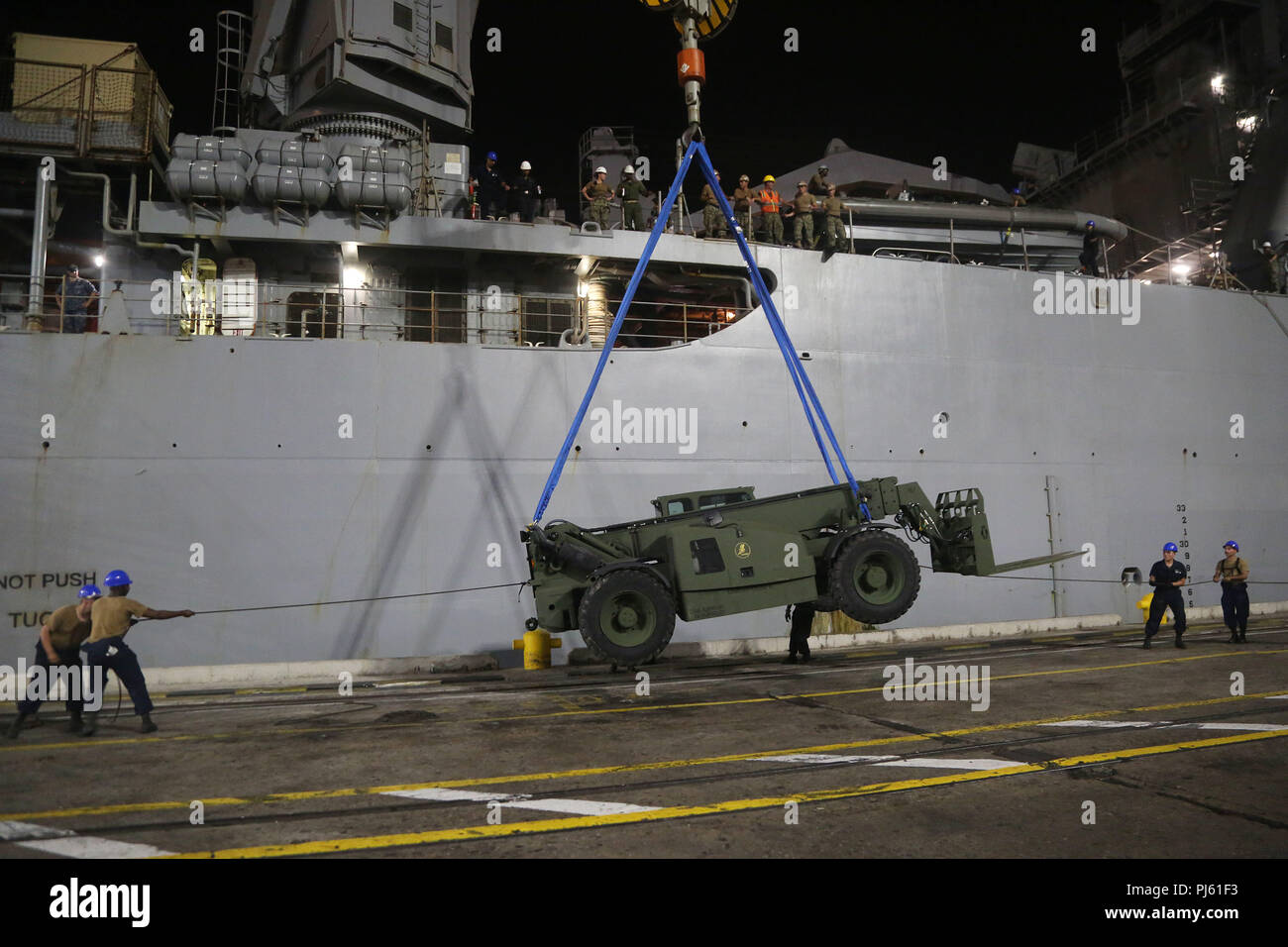 Us-Marine Seeleute der Whidbey Island zugewiesen - Klasse amphibische Landung dock Schiff USS Gunston Hall (LSD 44), unterstützen mit Kran Operationen während einer Ausrüstung Offload in Santa Marta, Kolumbien, 12.08.25. 2018 Während der Südlichen Partnerschaft Station 2018. Südliche Partnerschaft Station ist eine US Southern Command - gefördert und U.S. Naval Forces Southern Command/USA Flotte - durchgeführte jährliche Bereitstellung konzentrierte sich auf Experten Austausch und Aufbau von Kapazitäten in einer Vielzahl von Disziplinen einschließlich der Medizin-, Bau- und Tauchen in der Karibik, Mittel- und Südamerika. (U Stockfoto