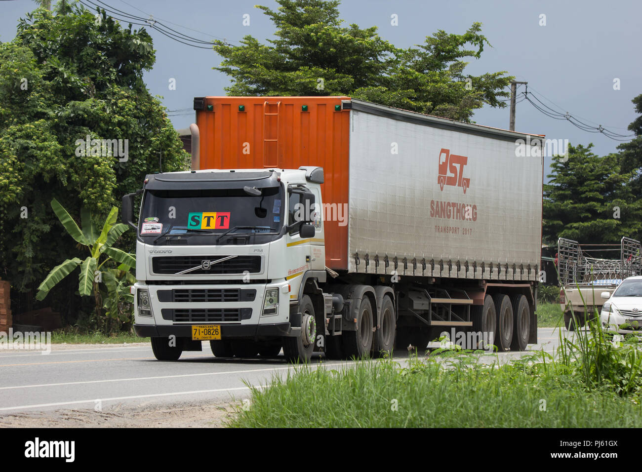 Chiangmai, Thailand - 3. August 2018: Anhänger Container Cargo Truck von SOKO transportieren. Foto an der Straße Nr. 1001 ca. 8 km vom Stadtzentrum, Thailand. Stockfoto