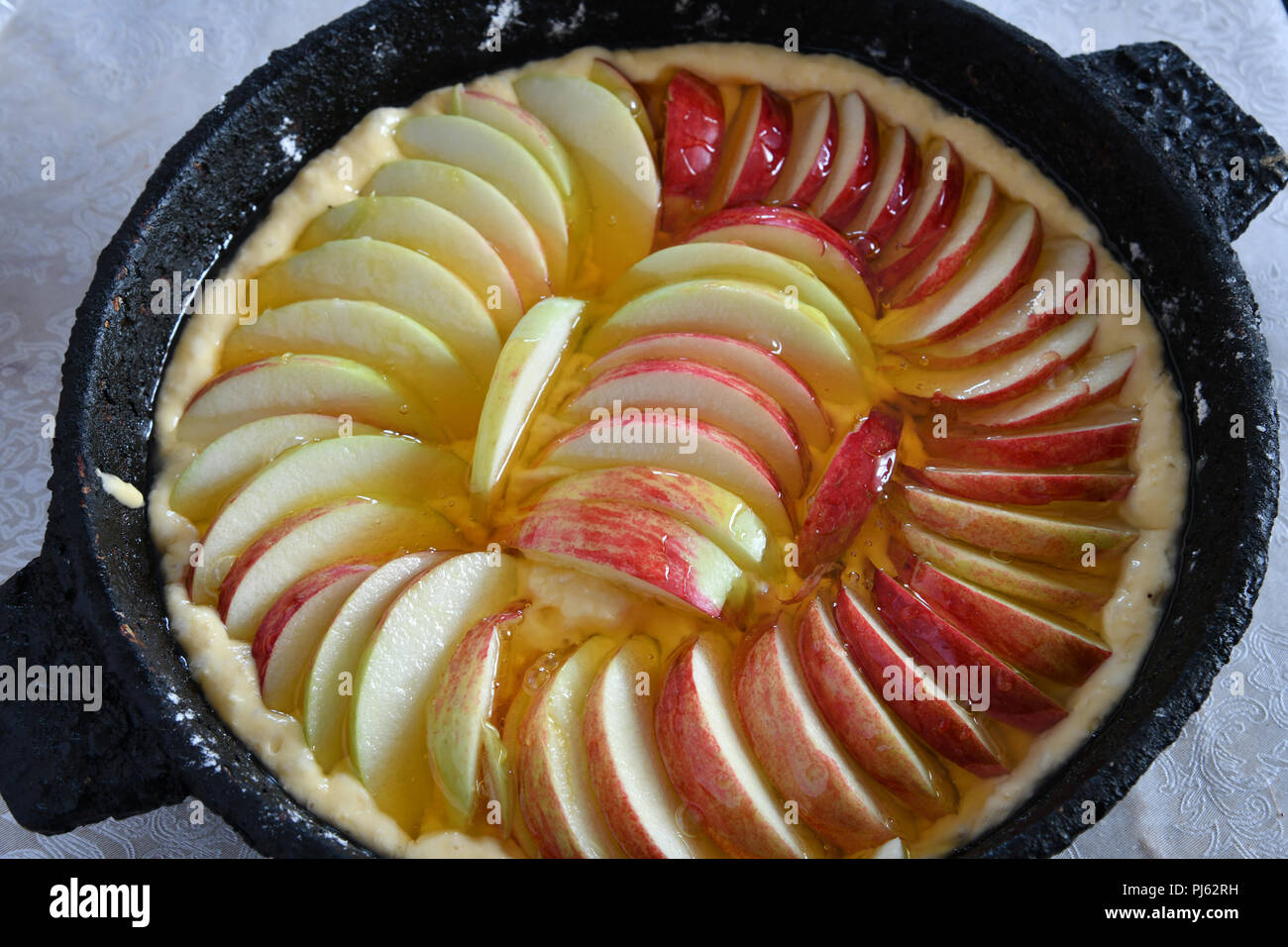 Eine rohe Apfelkuchen mit Honig Stockfoto