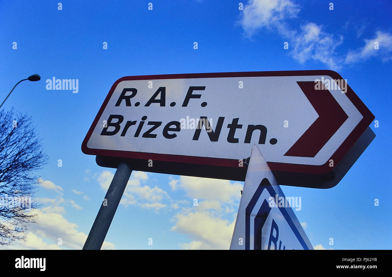 Schild nach RAF Brize Norton, England, Großbritannien Stockfoto