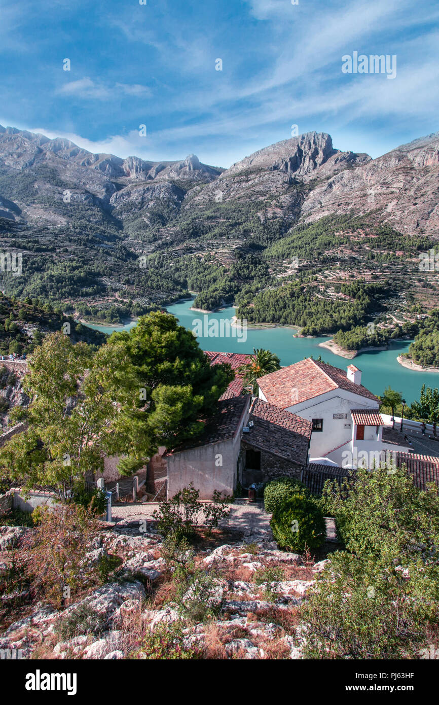 Häuser und Türkis Wassertank in der Stadt von Guadalest in Valencia in Spanien, Europa. Schöne Berge im Hintergrund. Stockfoto