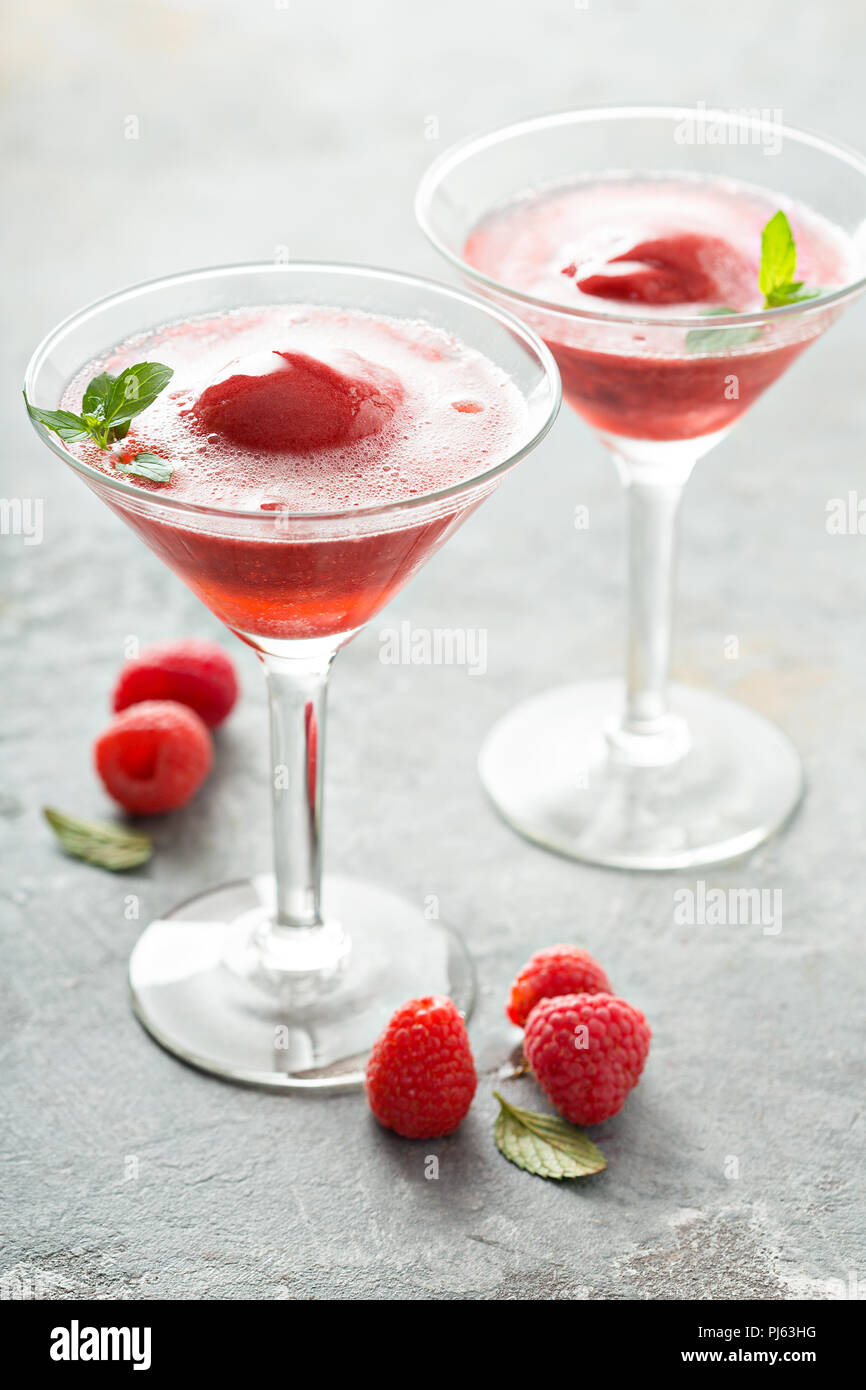 Sekt Rose Und Himbeersorbet Schwimmt Mit Frischen Beeren Stockfotografie Alamy