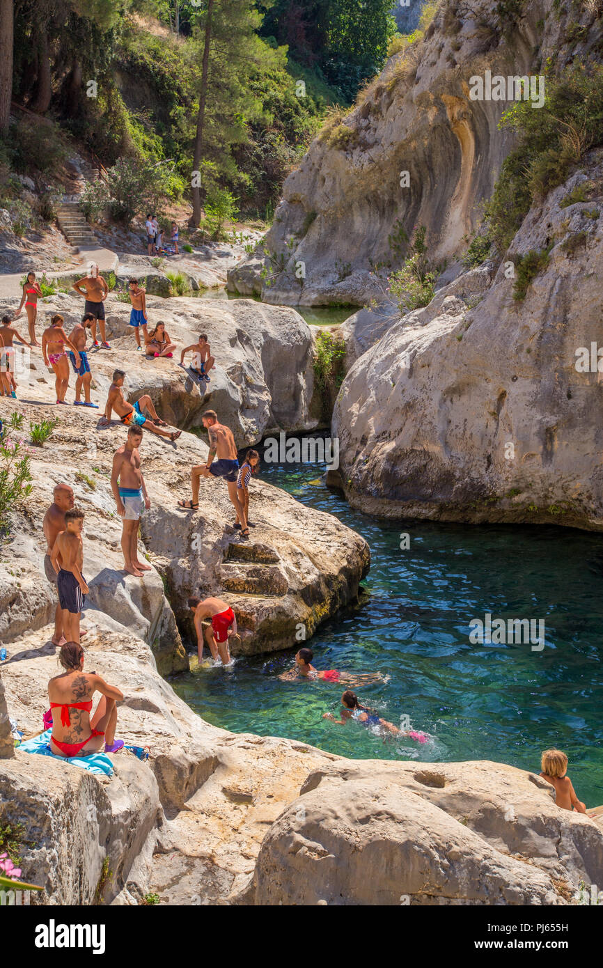 El Pou Clar beliebte Schwimmen im Fluss, in der Nähe von Bocairent, Valencia, Spanien Stockfoto
