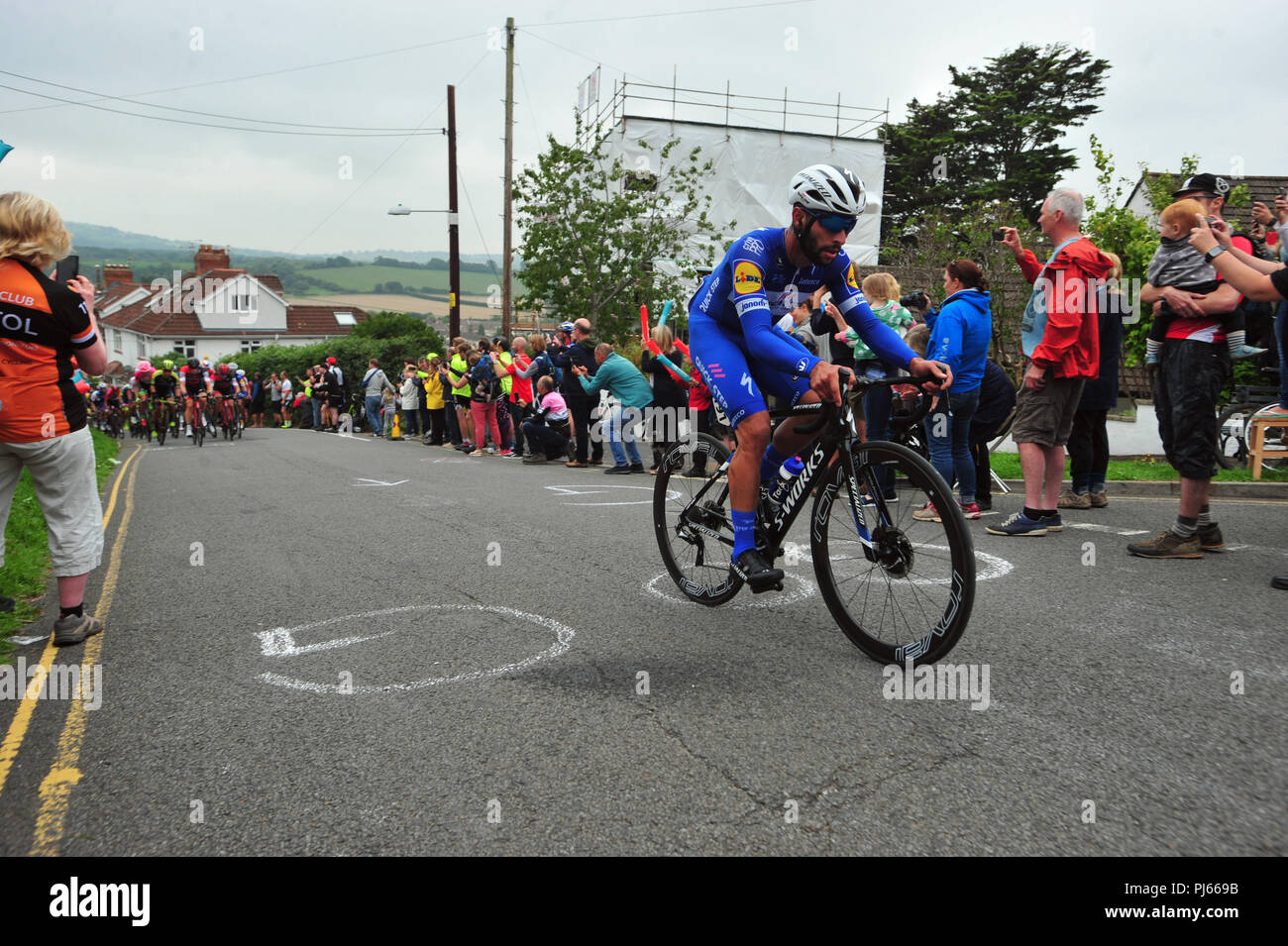 Bristol, UK. 4. September 2018. OVO Energy Tour von Großbritannien Stufe 3 Aktion am letzten Cat 1 Klettern an der Vorsehung Lane in Long Ashton. Große Menschenmengen, die 8% steigen und einen Kilometer nach oben. Rider 191 GAVIRIA Fernando COL des schnellen Schrittes Stockwerken war der Abreiß-Führer auf dem steilen Aufstieg, der Nähe zu Side Shot sieht Herumtollen auf dem Hügel. Robert Timoney/Alamy/Live/Aktuelles Stockfoto