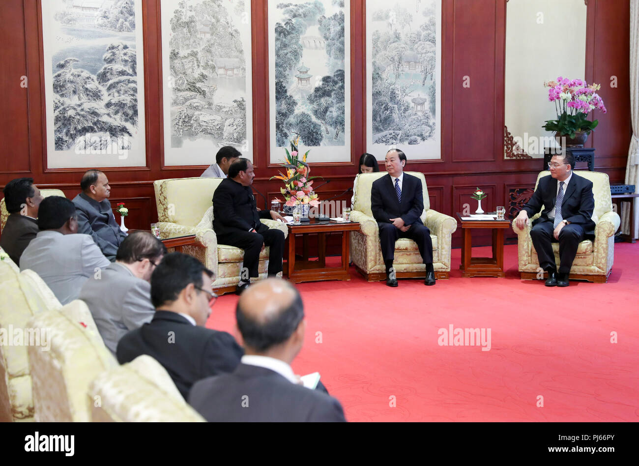 Peking, China. 4. Sep 2018. Huang Kunming, Mitglied des Politbüros der Kommunistischen Partei Chinas (CPC) und Leiter der Abteilung Öffentlichkeitsarbeit des CPC-Zentralausschusses, trifft sich mit dem Ministerpräsidenten von Jharkhand Zustand von Indien Raghubar Das in Peking, der Hauptstadt von China, Sept. 4, 2018. Credit: Ding Haitao/Xinhua/Alamy leben Nachrichten Stockfoto