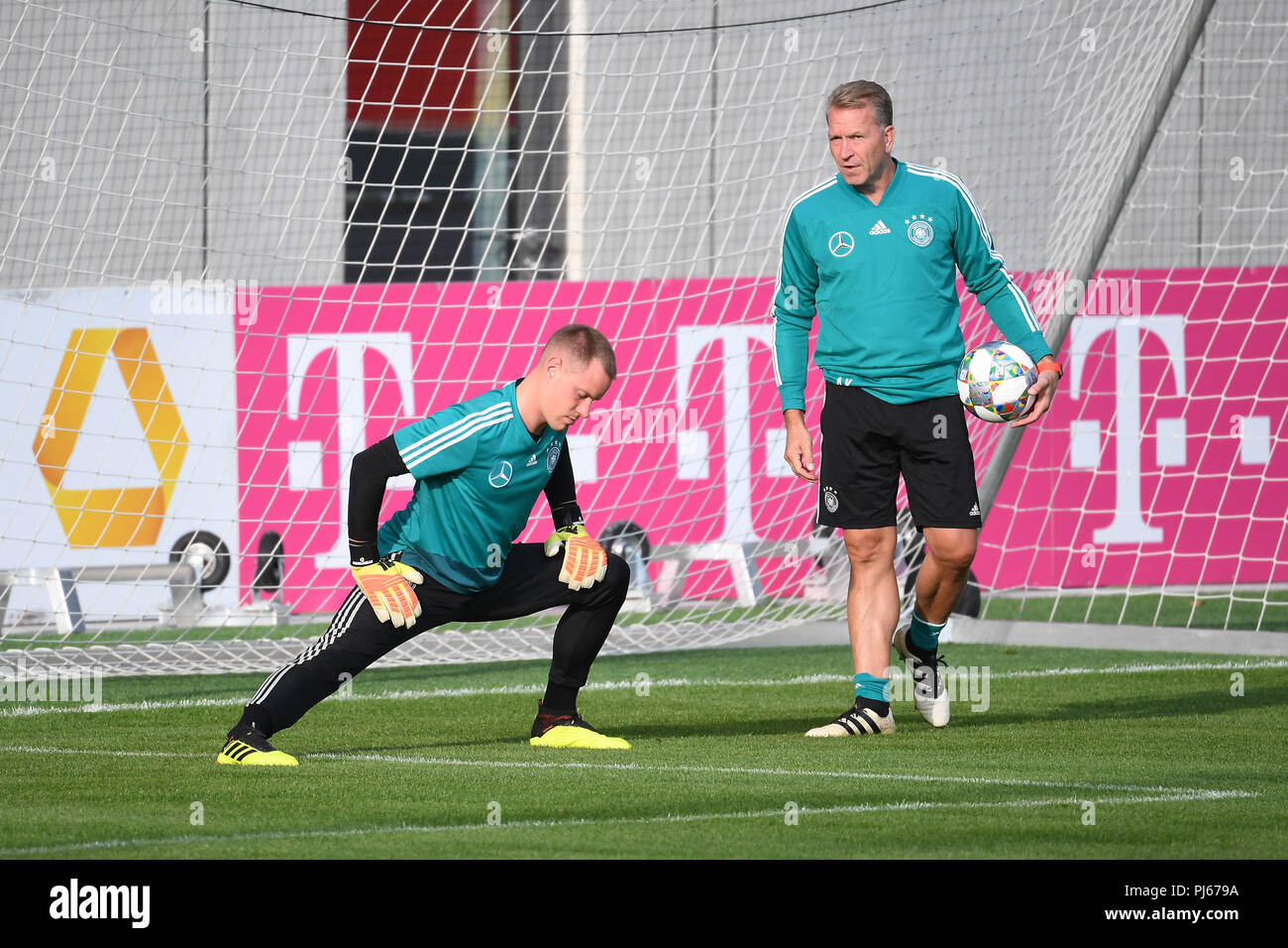 Torwart Treber - Andre ter Stegen (Deutschland) mit torwarttrainer Andreas Koepke (Deutschland). GES/Fußball/Training der Deutschen Fußball-Nationalmannschaft in München, 04.09.2018 Fußball/Praxis deutsche Fußball-Nationalmannschaft, München, 4. September 2018 | Verwendung weltweit Stockfoto