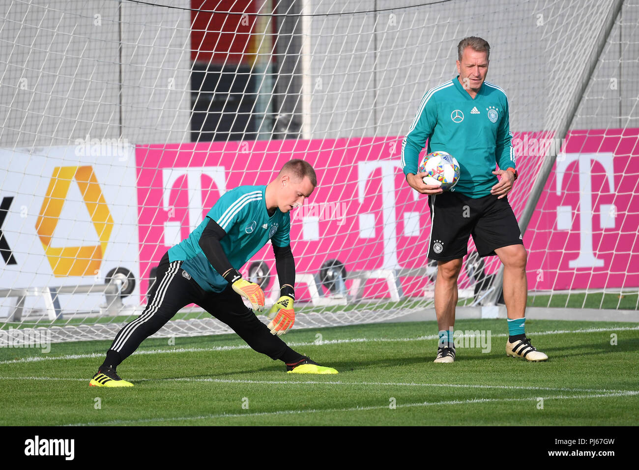 Torwart Treber - Andre ter Stegen (Deutschland) mit torwarttrainer Andreas Koepke (Deutschland). GES/Fußball/Training der Deutschen Fußball-Nationalmannschaft in München, 04.09.2018 Fußball/Praxis deutsche Fußball-Nationalmannschaft, München, 4. September 2018 | Verwendung weltweit Stockfoto