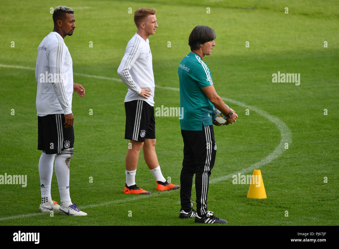 V. Re: Bundestrainer Joachim Jogi Löw, NIEDRIG (GER), Marco Reus (GER), Jerome BOATENG (GER). Fußball, Training der Deutschen Nationalmannschaft am 04.09.2018 in München/FC Bayern Campus, Sven Simon Foto Agentur GmbH & Co.KG # Drücken Sie die Taste Foto Prinzess-Luise-Str. 41#45479 M uelheim/Ruhr # Tel. # 0208/9413250 Fax. # 0208/9413260 # GLS Bank BLZ 430 609 67 # Kto. 4030 025 100 # IBAN DE 75 4306 0967 4030 0251 00# BIC GENODEM1GLS#www.svensimon.net. | Verwendung weltweit Stockfoto