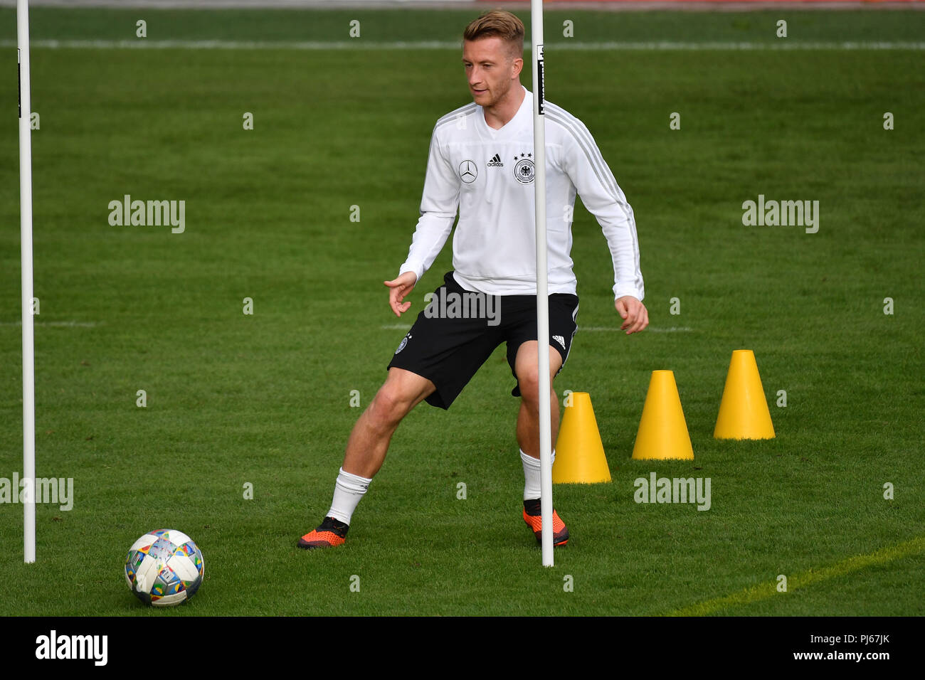 Marco Reus (GER), Aktion, einzelne Maßnahmen, Einzelbild, ausgeschnitten, vollen Körper geschossen, die ganze Figur. Fußball, Training der Deutschen Nationalmannschaft am 04.09.2018 in München/FC Bayern Campus, Sven Simon Foto Agentur GmbH & Co.KG # Drücken Sie die Taste Foto Prinzess-Luise-Str. 41#45479 M uelheim/Ruhr # Tel. # 0208/9413250 Fax. # 0208/9413260 # GLS Bank BLZ 430 609 67 # Kto. 4030 025 100 # IBAN DE 75 4306 0967 4030 0251 00# BIC GENODEM1GLS#www.svensimon.net. | Verwendung weltweit Stockfoto