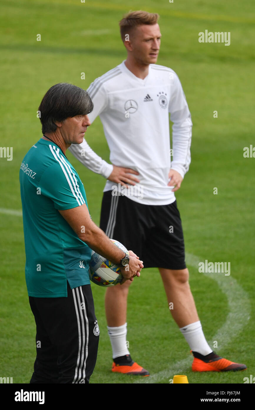 Bundescoach Joachim Jogi Löw, NIEDRIG (GER), Marco Reus (GER), Fußball, Training der Deutschen Nationalmannschaft am 04.09.2018 in München/FC Bayern Campus, Sven Simon Foto Agentur GmbH & Co.KG # Drücken Sie die Taste Foto Prinzess-Luise-Str, 41 # 45479 M uelheim/Ruhr # Tel. # 0208/9413250 Fax. # 0208/9413260 # GLS Bank BLZ 430 609 67 # Kto. 4030 025 100 # IBAN DE 75 4306 0967 4030 0251 00# BIC GENODEM1GLS#www.svensimon.net. | Verwendung weltweit Stockfoto