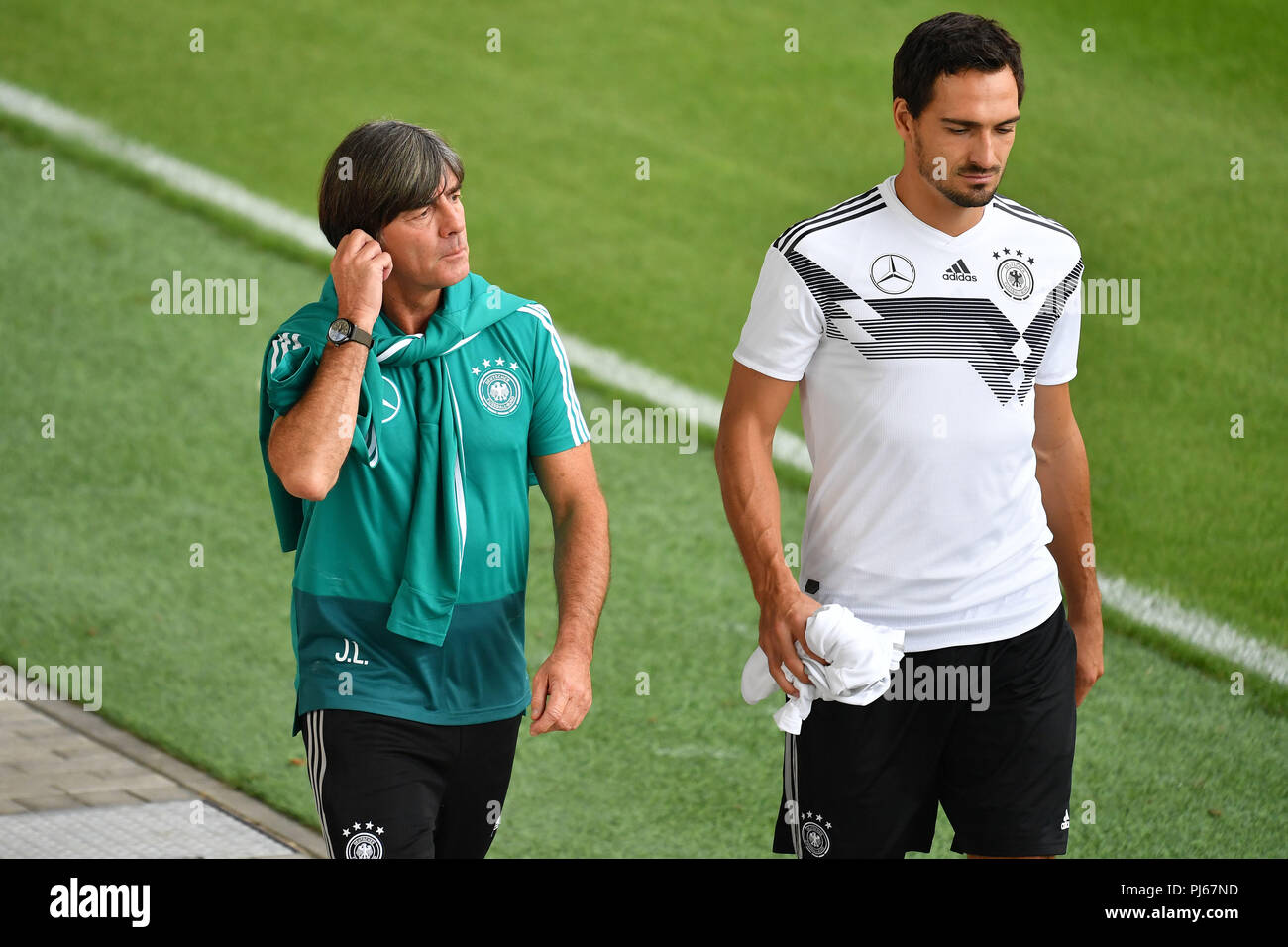 München, Deutschland. 04 Sep, 2018. Bundestrainer Joachim Jogi Löw, NIEDRIG (GER) mit Matt's HUMMELS. Fußball, Training der Deutschen Nationalmannschaft am 04.09.2018 in München/FC Bayern Campus, Sven Simon Foto Agentur GmbH & Co.KG # Drücken Sie die Taste Foto Prinzess-Luise-Str. 41#45479 M uelheim/Ruhr # Tel. # 0208/9413250 Fax. # 0208/9413260 # GLS Bank BLZ 430 609 67 # Kto. 4030 025 100 # IBAN DE 75 4306 0967 4030 0251 00# BIC GENODEM1GLS#www.svensimon.net. | Verwendung der weltweiten Kredit: dpa/Alamy leben Nachrichten Stockfoto