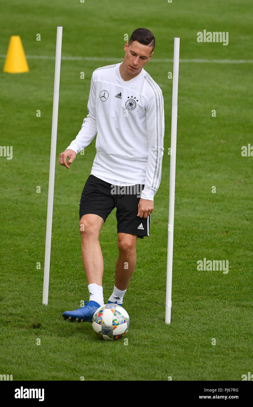 Julian Draxler, Aktion, Single Action, Einzelbild, ausgeschnitten, vollen Körper geschossen, die ganze Figur. Fußball, Training der Deutschen Nationalmannschaft am 04.09.2018 in München/FC Bayern Campus, Sven Simon Foto Agentur GmbH & Co.KG # Drücken Sie die Taste Foto Prinzess-Luise-Str. 41#45479 M uelheim/Ruhr # Tel. # 0208/9413250 Fax. # 0208/9413260 # GLS Bank BLZ 430 609 67 # Kto. 4030 025 100 # IBAN DE 75 4306 0967 4030 0251 00# BIC GENODEM1GLS#www.svensimon.net. | Verwendung weltweit Stockfoto