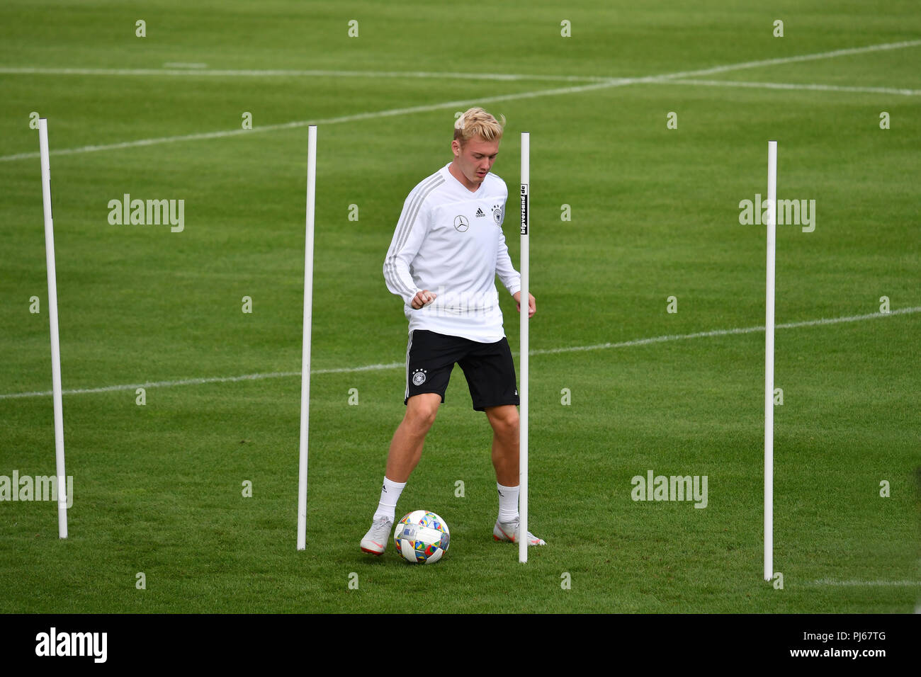 Julian BRANDT (GER), Aktion, Single Action, Rahmen, Ausschneiden, vollen Körper, ganze Figur. Fußball, Training der Deutschen Nationalmannschaft am 04.09.2018 in München/FC Bayern Campus, Sven Simon Foto Agentur GmbH & Co.KG # Drücken Sie die Taste Foto Prinzess-Luise-Str. 41#45479 M uelheim/Ruhr # Tel. # 0208/9413250 Fax. # 0208/9413260 # GLS Bank BLZ 430 609 67 # Kto. 4030 025 100 # IBAN DE 75 4306 0967 4030 0251 00# BIC GENODEM1GLS#www.svensimon.net. | Verwendung weltweit Stockfoto