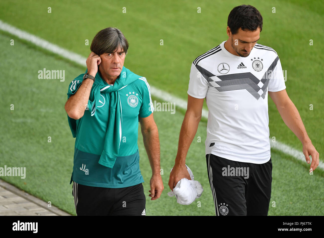 München, Deutschland. 04 Sep, 2018. Bundestrainer Joachim Jogi Löw, NIEDRIG (GER) mit Matt's HUMMELS. Fußball, Training der Deutschen Nationalmannschaft am 04.09.2018 in München/FC Bayern Campus, Sven Simon Foto Agentur GmbH & Co.KG # Drücken Sie die Taste Foto Prinzess-Luise-Str. 41#45479 M uelheim/Ruhr # Tel. # 0208/9413250 Fax. # 0208/9413260 # GLS Bank BLZ 430 609 67 # Kto. 4030 025 100 # IBAN DE 75 4306 0967 4030 0251 00# BIC GENODEM1GLS#www.svensimon.net. | Verwendung der weltweiten Kredit: dpa/Alamy leben Nachrichten Stockfoto
