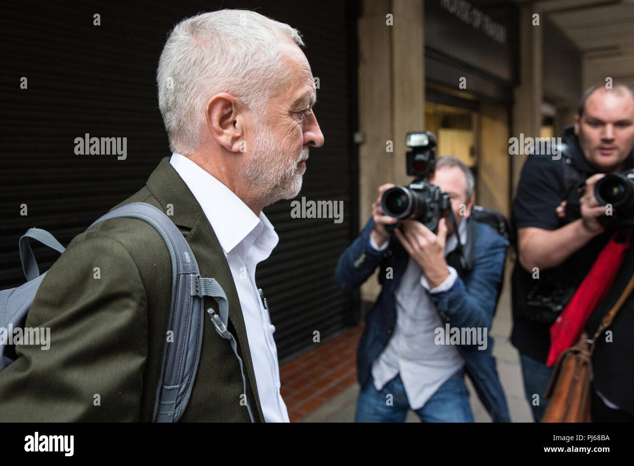 London, Großbritannien. September 2018. Der Parteichef Jeremy Corbyn verlässt das Hauptquartier der Partei, nachdem sein NEC-Regierungsgremium die IHRA-Definition und Beispiele für Antisemitismus vollständig übernommen hat, und zwar zusammen mit einer kurzen Erklärung, dass die Meinungsfreiheit über Israel oder die Rechte der Palästinenser nicht untergraben werden sollten. Eine vom Parteivorsitzenden vorgebrachte längere begleitende Klarstellung wurde vom NEC abgelehnt. Quelle: Mark Kerrison/Alamy Live News Stockfoto