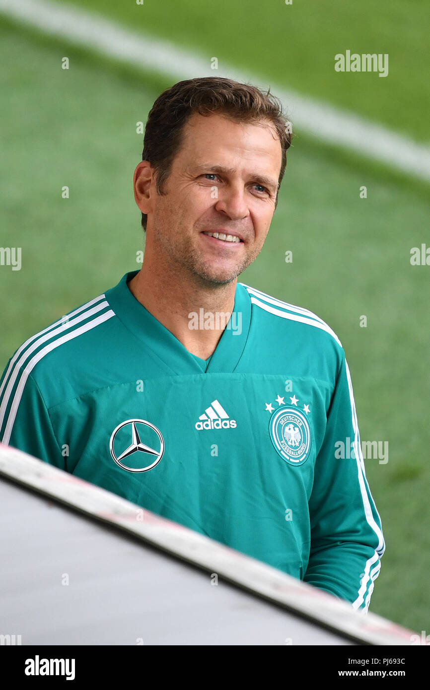Team Manager Oliver Bierhoff (GER), Einzelbild, einziges Motiv, halb Bild, halb Abbildung. Fußball, Training der Deutschen Fußball-Nationalmannschaft am 04.09..2018 in München / FC Bayern Campus, Sven Simon Foto Agentur GmbH & Co.KG # Drücken Sie die Taste Foto Prinzess-Luise-Str. 41#45479 M uelheim/Ruhr # Tel. # 0208/9413250 Fax. # 0208/9413260 # GLS Bank BLZ 430 609 67 # Kto. 4030 025 100 # IBAN DE 75 4306 0967 4030 0251 00# BIC GENODEM1GLS#www.svensimon.net. | Verwendung weltweit Stockfoto