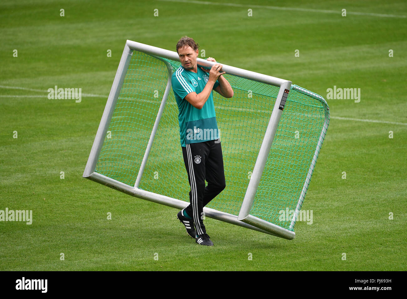 Marcus SORG (co-Trainer), trägt ein Training über dem Gericht, Single Shot, Ausschneiden, vollen Körper geschossen, die ganze Figur. , Fußball, Training der Deutschen Fußball-Nationalmannschaft am 04.09..2018 in München / FC Bayern Campus, Sven Simon Foto Agentur GmbH & Co.KG # Drücken Sie die Taste Foto Prinzess-Luise-Str. 41#45479 M uelheim/Ruhr # Tel. # 0208/9413250 Fax. # 0208/9413260 # GLS Bank BLZ 430 609 67 # Kto. 4030 025 100 # IBAN DE 75 4306 0967 4030 0251 00# BIC GENODEM1GLS#www.svensimon.net. | Verwendung weltweit Stockfoto