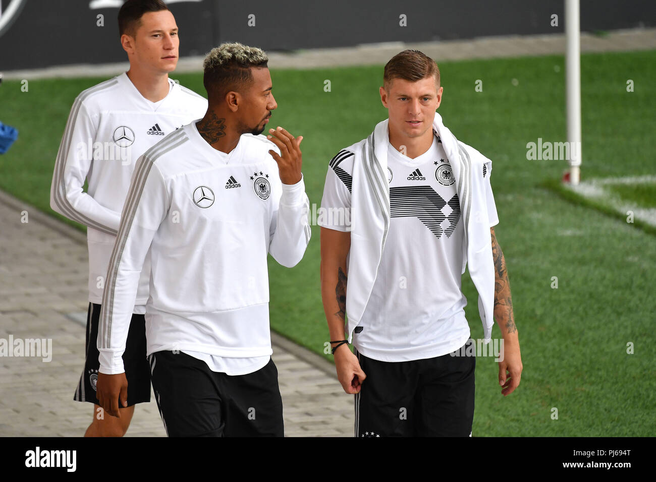 V. li: Julian Draxler, Jerome BOATENG, Toni Kroos, Fußball, Training der Deutschen Fußball-Nationalmannschaft am 04.09..2018 in München / FC Bayern Campus, Sven Simon Foto Agentur GmbH & Co.KG # Drücken Sie die Taste Foto Prinzess-Luise-Str. 41#45479 M uelheim/Ruhr # Tel. # 0208/9413250 Fax. # 0208/9413260 # GLS Bank BLZ 430 609 67 # Kto. 4030 025 100 # IBAN DE 75 4306 0967 4030 0251 00# BIC GENODEM1GLS#www.svensimon.net. | Verwendung weltweit Stockfoto