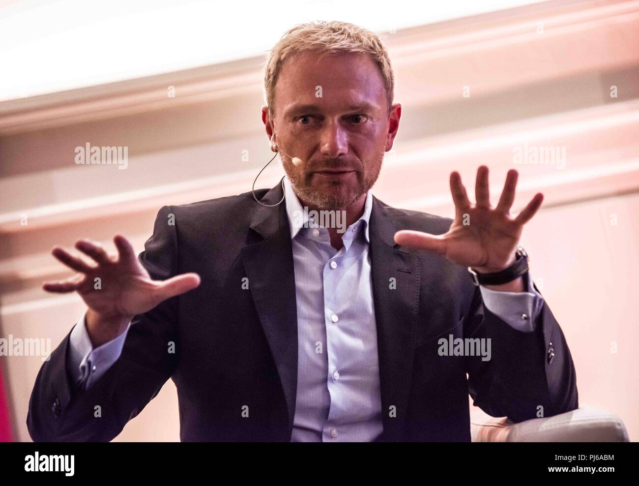 München, Bayern, Deutschland. 4. Sep 2018. CHRISTIAN LINDNER, der Leiter der Deutschen Mitte-rechts-Partei FDP (Freie Demokratische Partei, Freie Demokraten) einen Auftritt in München. Als Leiter der FDP Lindner ist auch ein Mitglied des Deutschen Bundestages. Es war wegen seiner Entscheidung, die Schaffung einer Koalition mit Angela Merkel nach dem 2017 nationale Wahlen, dass Deutschland ohne Regierung für Monate Links zu sinken, bis er eine Koalition mit der SPD erstellt. Lindner und Dr. Michael Haberland von Mobil Deutschland diskutiert news Strategien für Mobilität und Infrastruktur. Ein Stockfoto